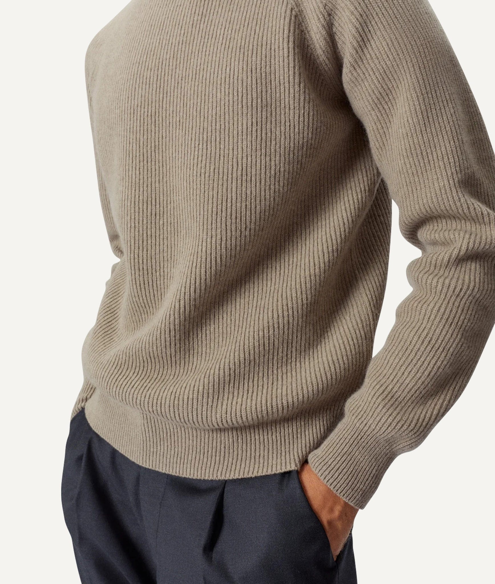 Der gerippte Raglan-Pullover aus Wolle