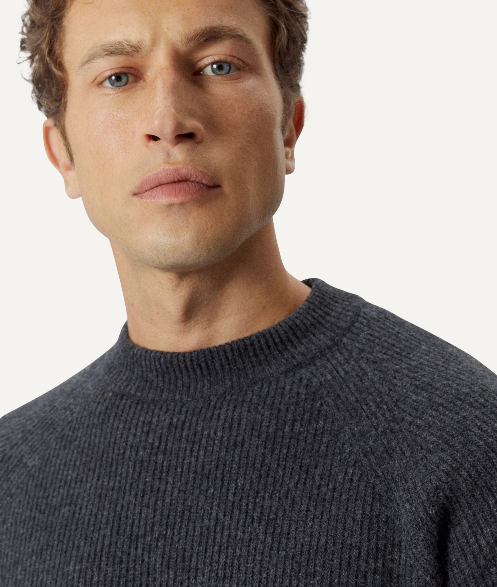 Der gerippte Raglan-Pullover aus Wolle